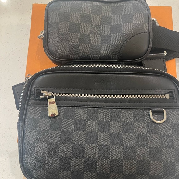 Louis Vuitton Scott Messenger Bag - Picture 4 of 9